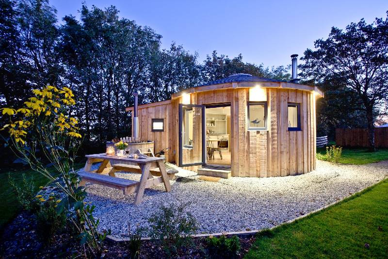 The Boat House Roundhouse, East Thorne a british holiday cottage for 4 in ,