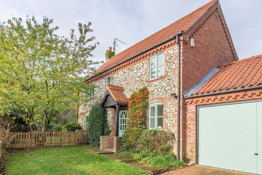 Click here for more about Owl Cottage (Woodside)