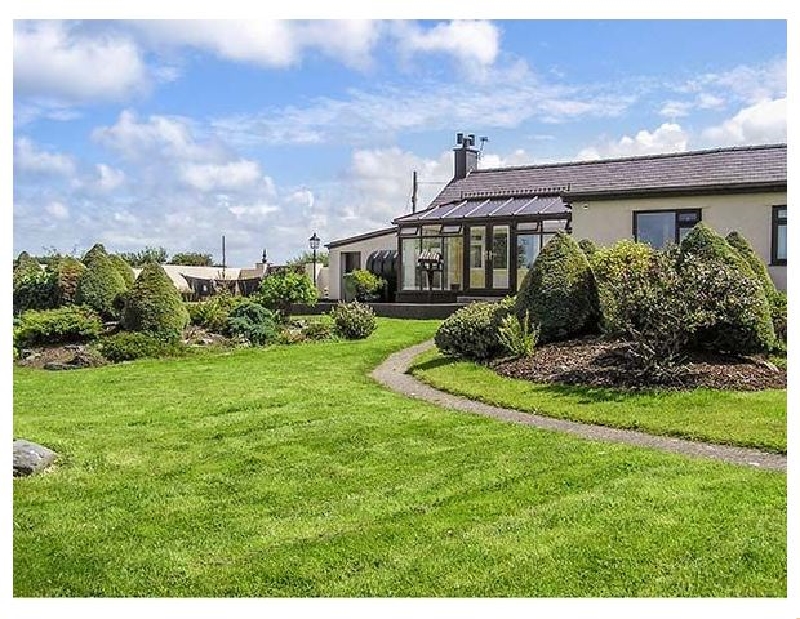Llys Llywenan a british holiday cottage for 8 in ,