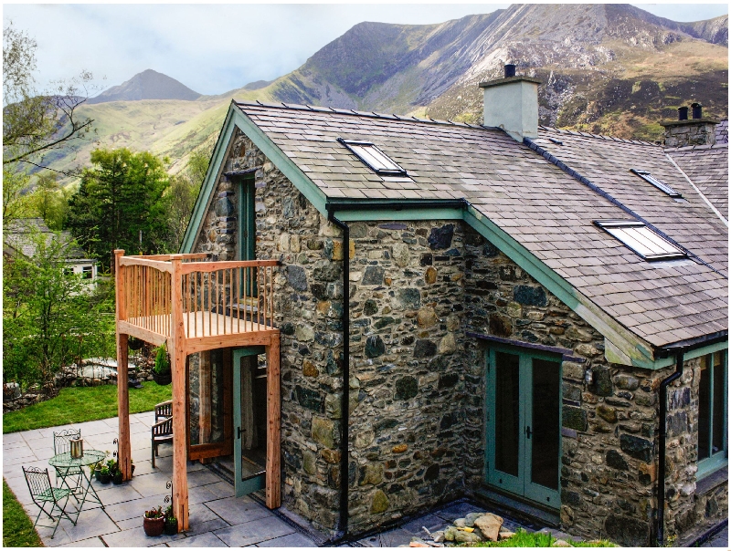 Ty Capel Saron a british holiday cottage for 12 in ,