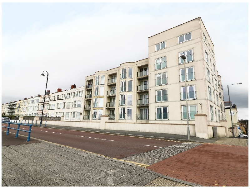 The Penthouse-Pwllheli a british holiday cottage for 8 in , 
