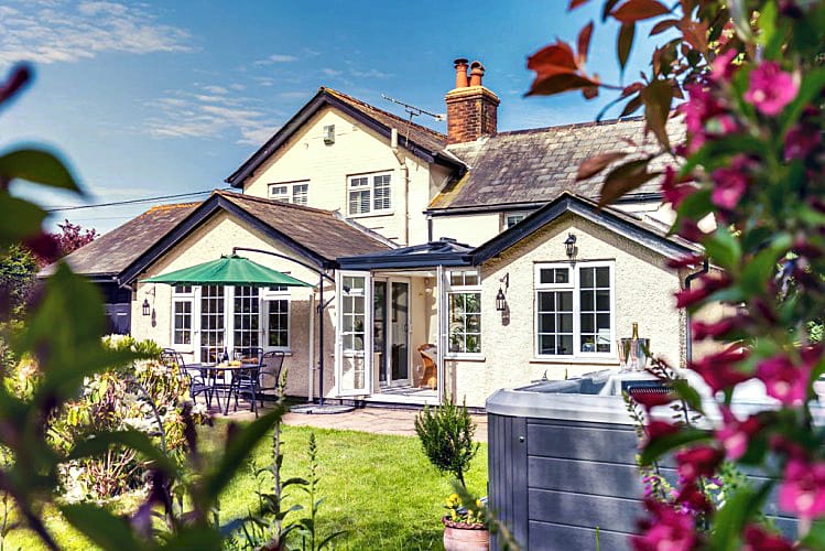 Click here for more about Hollybank Cottage